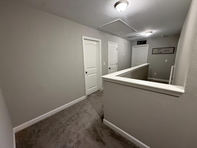 Building Photo - 1614 Hawthorne Dr