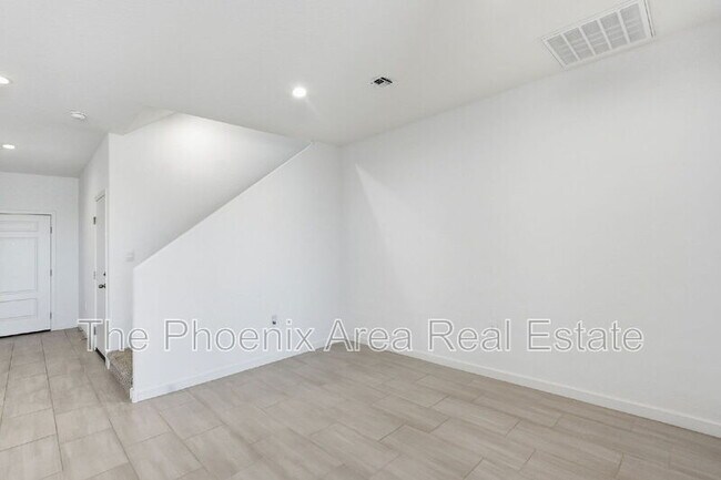 Building Photo - 2761 W Seaver Ave