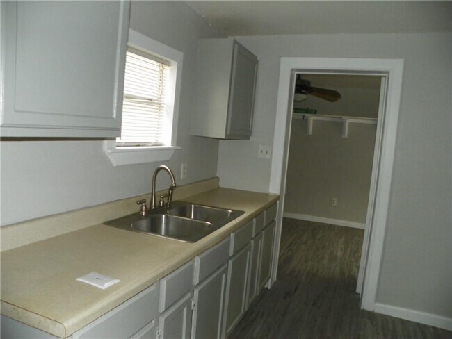 Foto del edificio - 8500 Dungan St