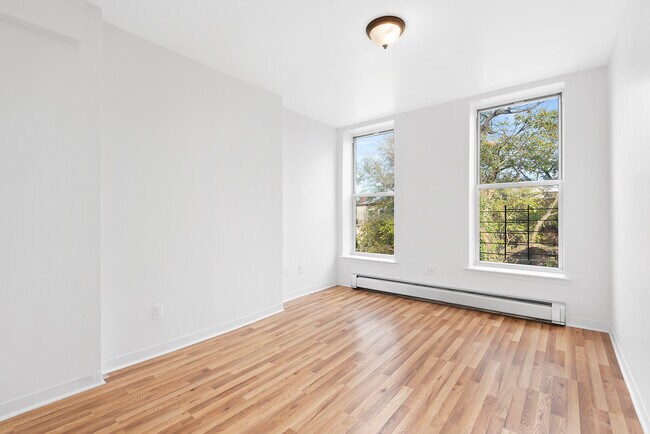 Queen Sized Bedroom - 661 Macon St