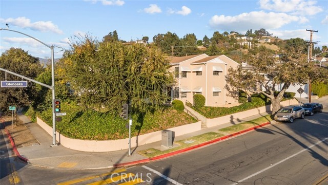 Foto principal - 1305 E Glenoaks Blvd