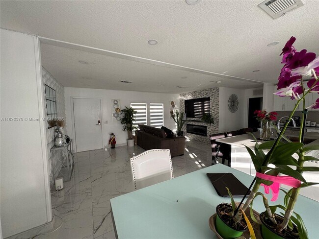 Foto del edificio - 720 N Riverside St