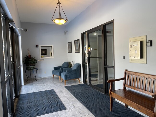 Building Photo - 5607 Green Cir Dr