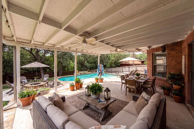 Foto del edificio - Your Own Private Backyard Resort Awaits w/ An In Ground Pool!