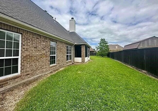 Building Photo - 305 Tyler Dr