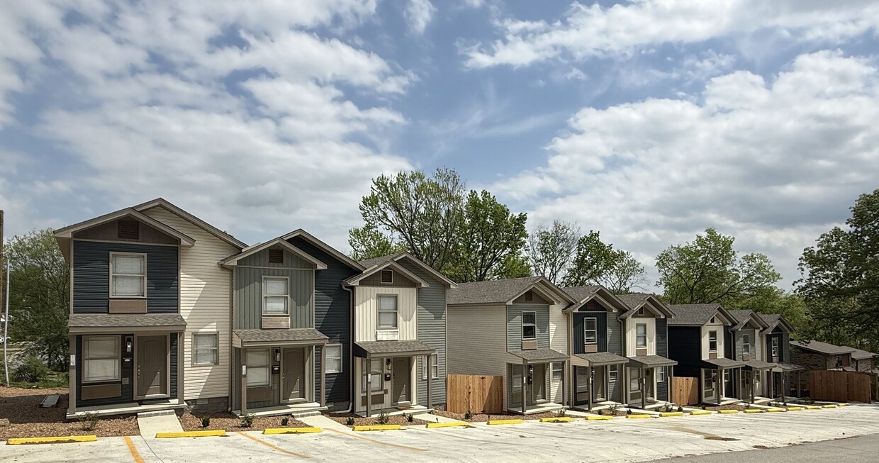 Primary Photo - Newly Constructed 2/2 Townhouse in Batesvi...