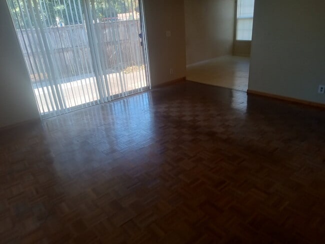 Living room - 927 W 8th St