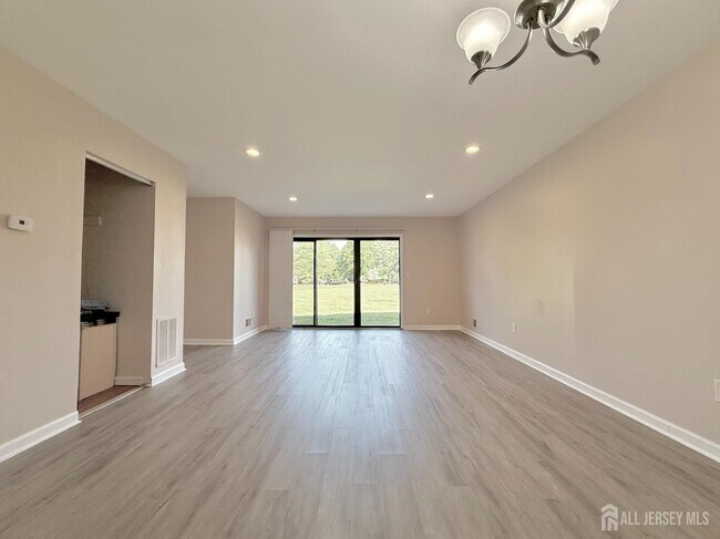 Foto del edificio - 250 Bromley Pl