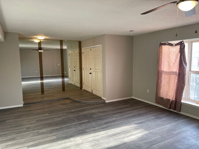 Building Photo - Charming 4-bedroom, 2-bathroom! Showings available NOW!