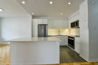 Building Photo - 900 Av. Rockland