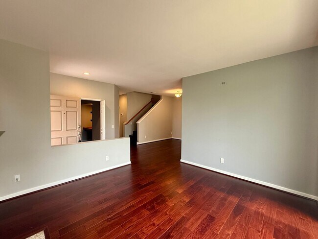 Building Photo - 4 bed, 3 bath Townhouse in Gated Community...