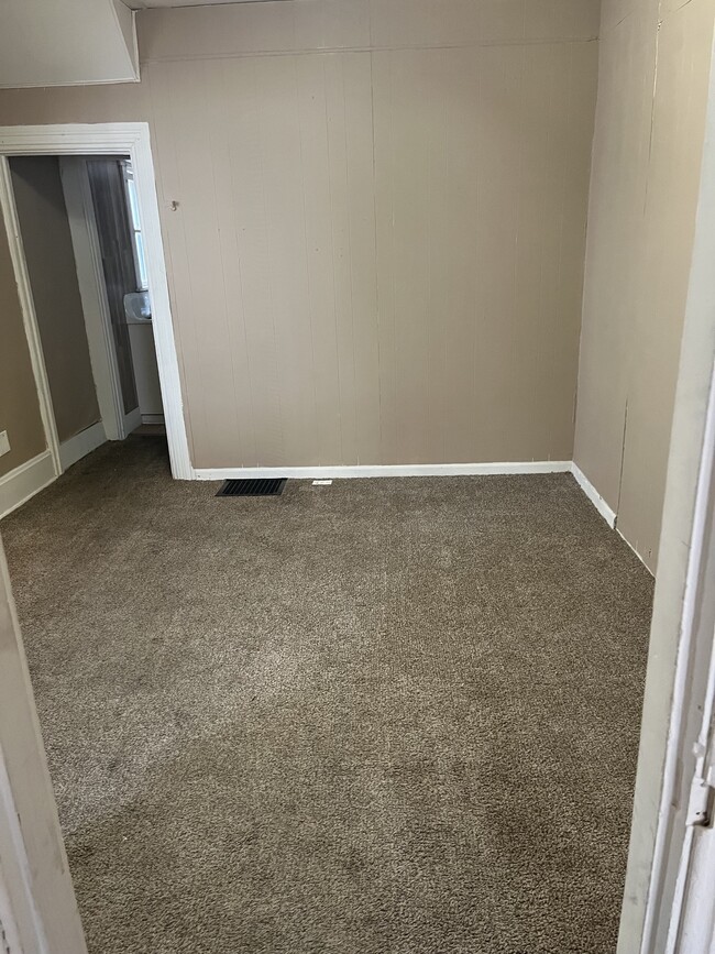 Bedroom - 522 W High St