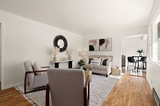 Foto del edificio - Stunning Fully Remodeled 3-Bedroom Home with Fenced Yard