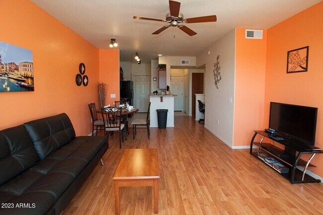 Foto del edificio - 9820 N Central Ave