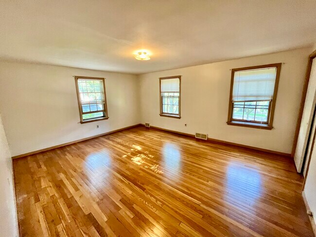Foto del edificio - 2463 Derbyshire Rd