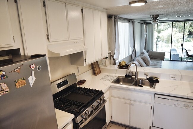 Foto del edificio - 12750 Centralia St