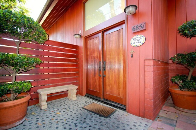 Foto del edificio - CALL TO BOOK!! Historic & Remodeled 2-Bedr...