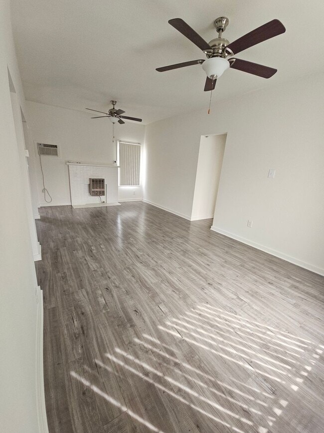 Building Photo - Remodeled 2 Bedroom Unit !