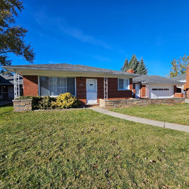 Building Photo - 3 Bedroom, 1.5 Bath Brick Ranch with Attac...
