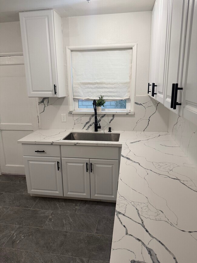 Foto del edificio - 44742 Gadsden Ave