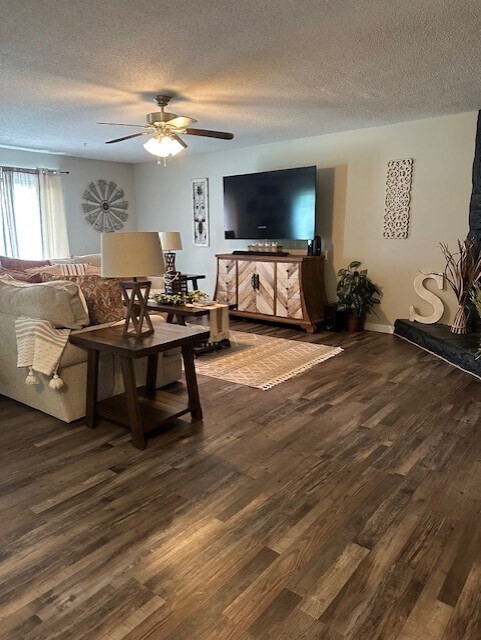 Foto del edificio - 6811 Beaverstone Dr