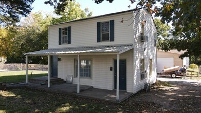 Building Photo - 904 N Grand Ave