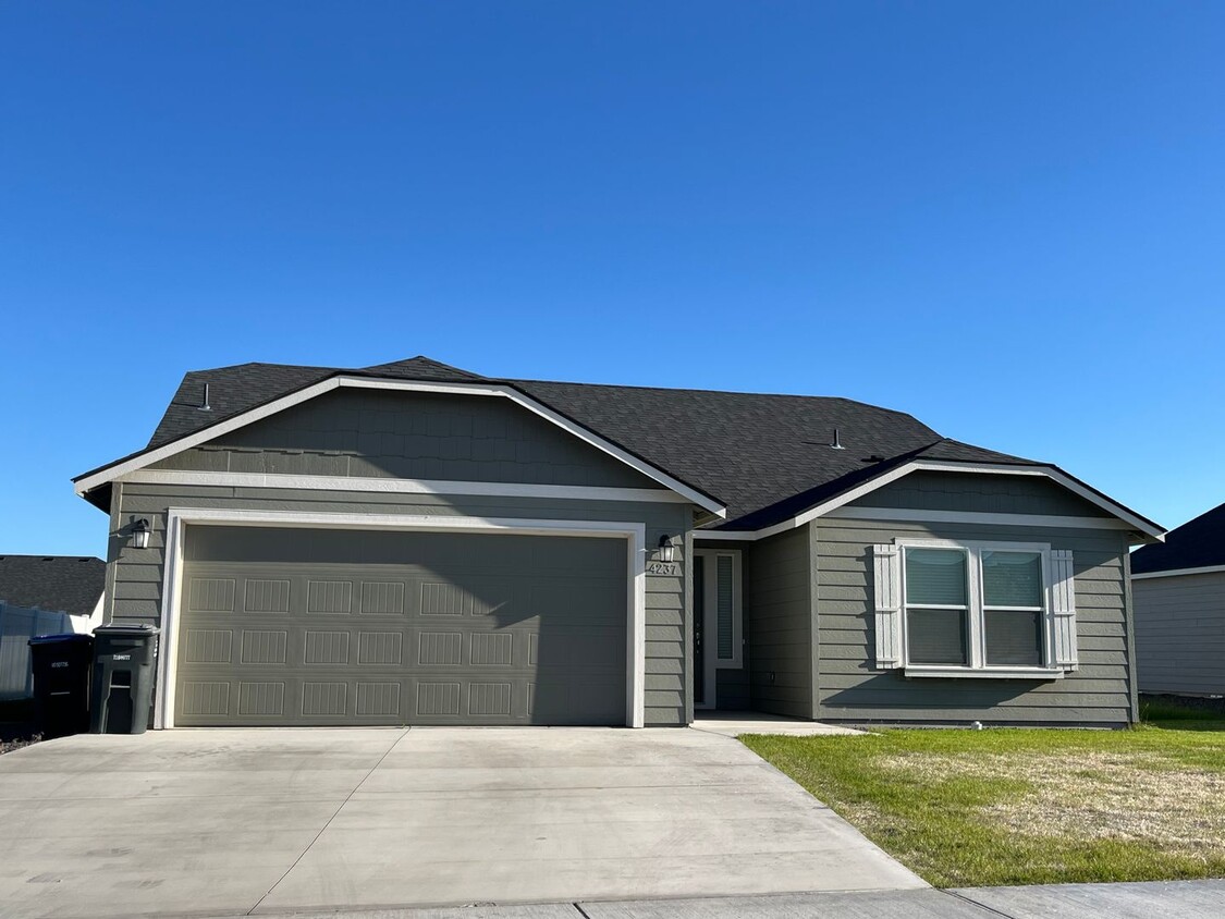 Foto principal - Newer Construction in Mae Valley