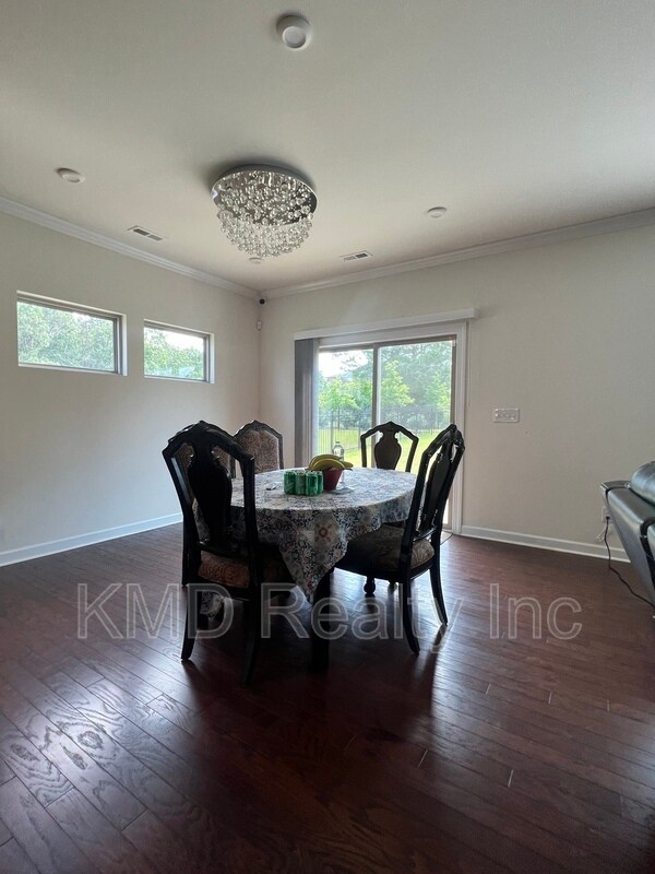 Foto del edificio - 8411 Flint Hill Dr