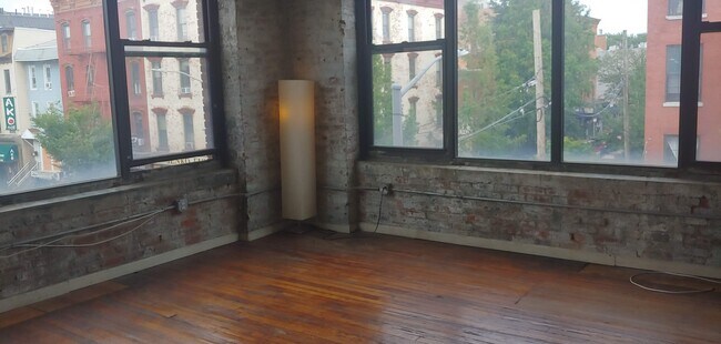 Foto del edificio - 132 N 5th St