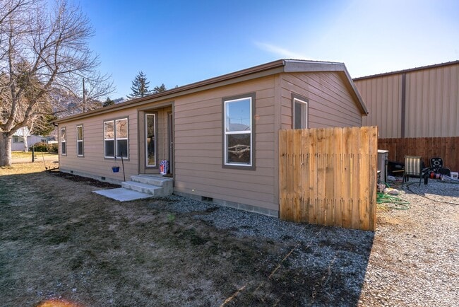 Building Photo - 3 Bed 2 Bath
