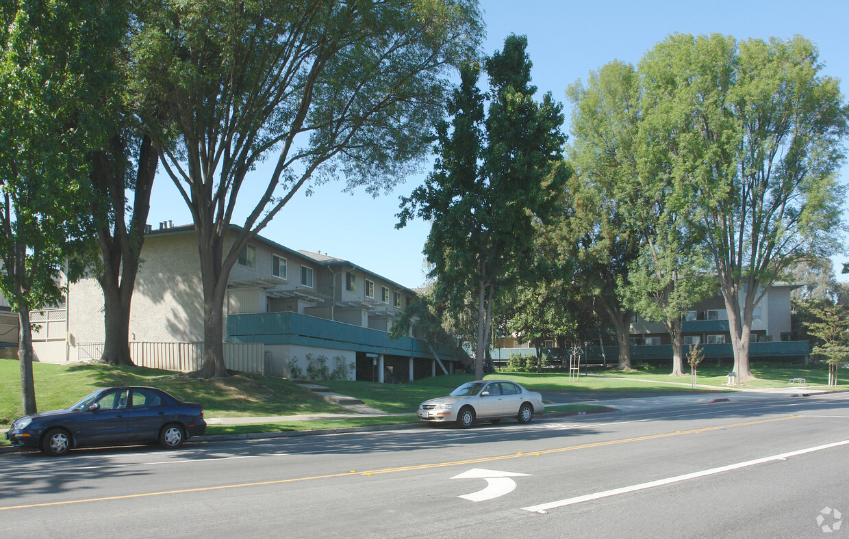 Building Photo - Cupertino Creekside