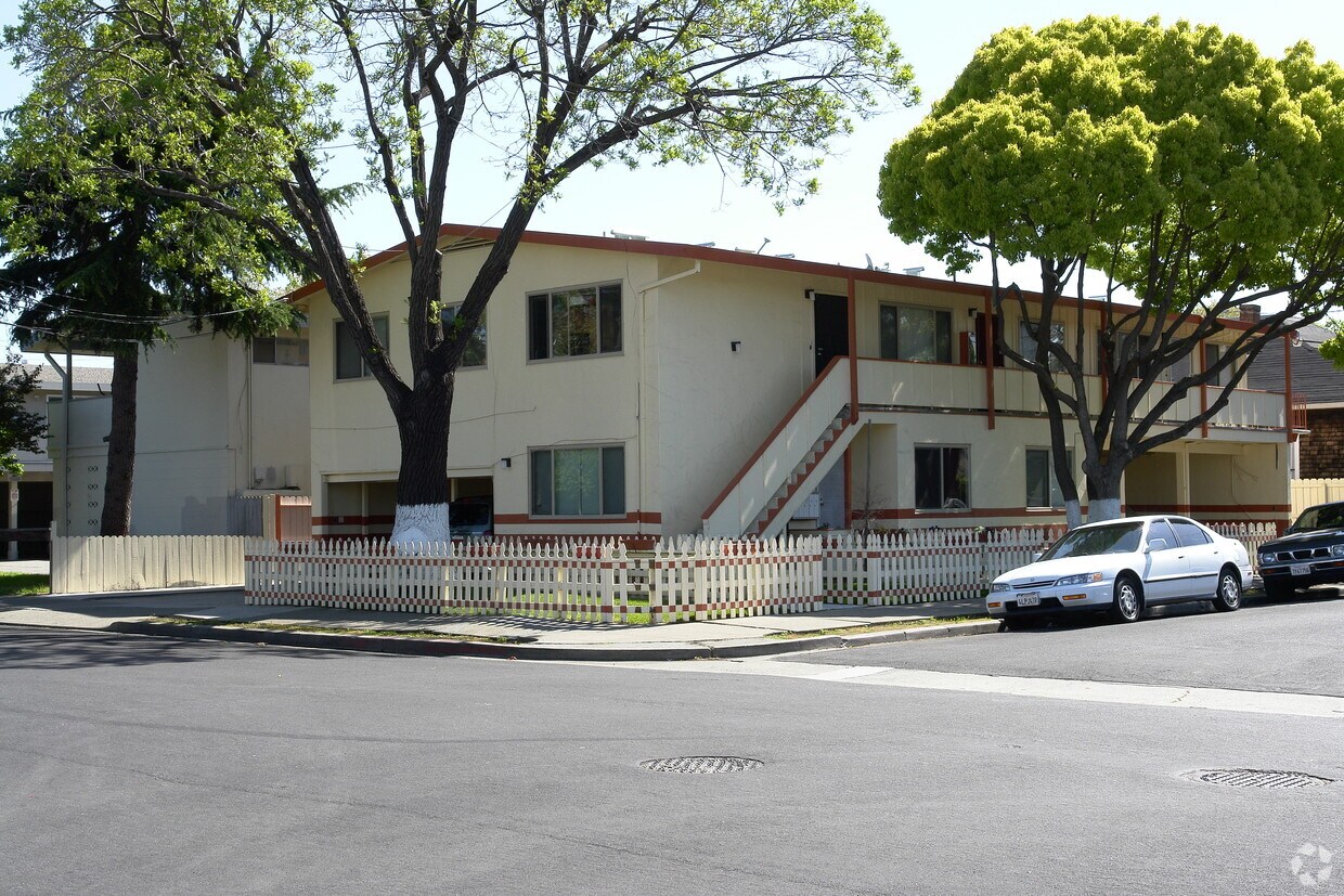Primary Photo - 505 Heller St