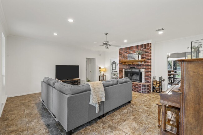 Foto del edificio - 1694 McLennan Crossing Rd