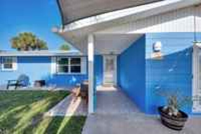 Building Photo - *Annual*  Beautiful! 3 bedroom home with d...