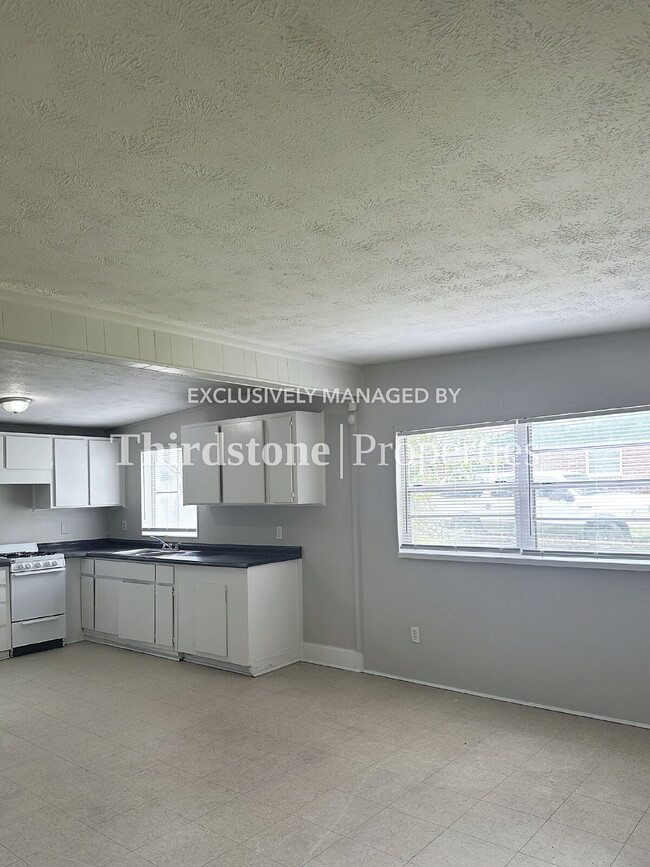Building Photo - 630 E 60th St