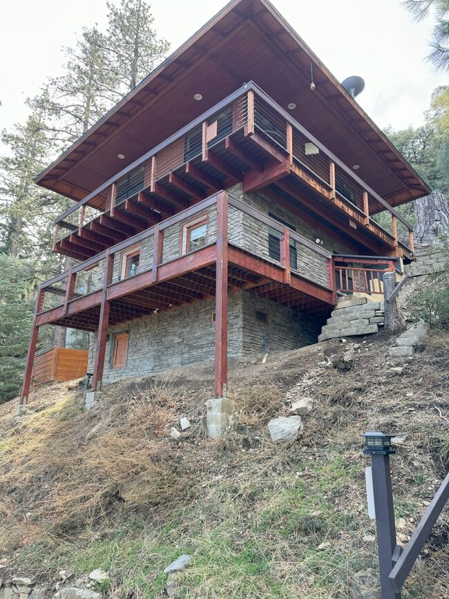 Building Photo - Unique Mountain Home!