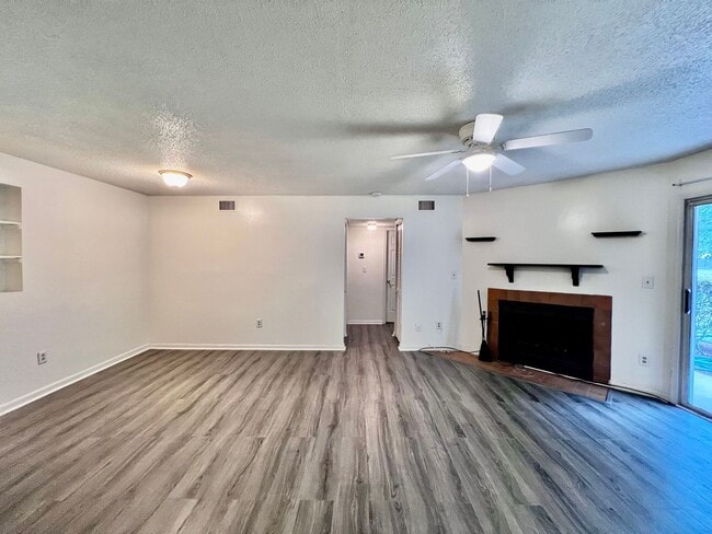 Building Photo - Bright First-Floor 2BR Condo—Pool & Amenities