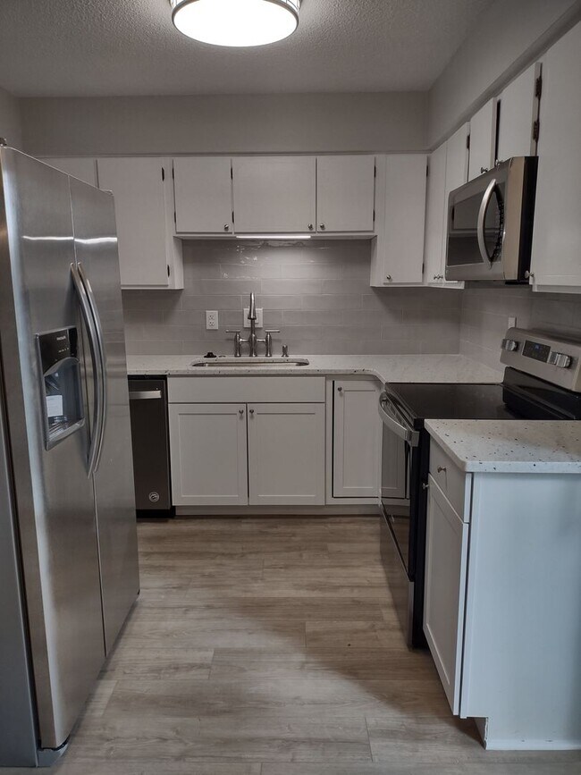 Building Photo - Pristine, move in ready condo located in S...