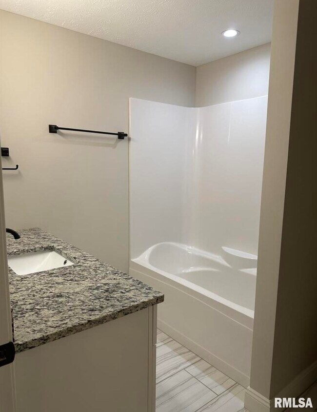 Building Photo - 600 Burberry Ln