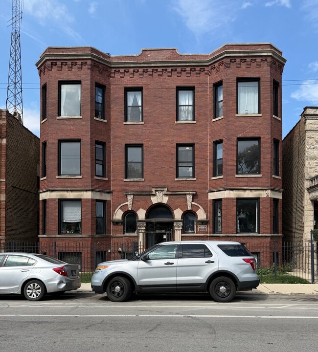 Building Photo - 2848 W Diversey Ave