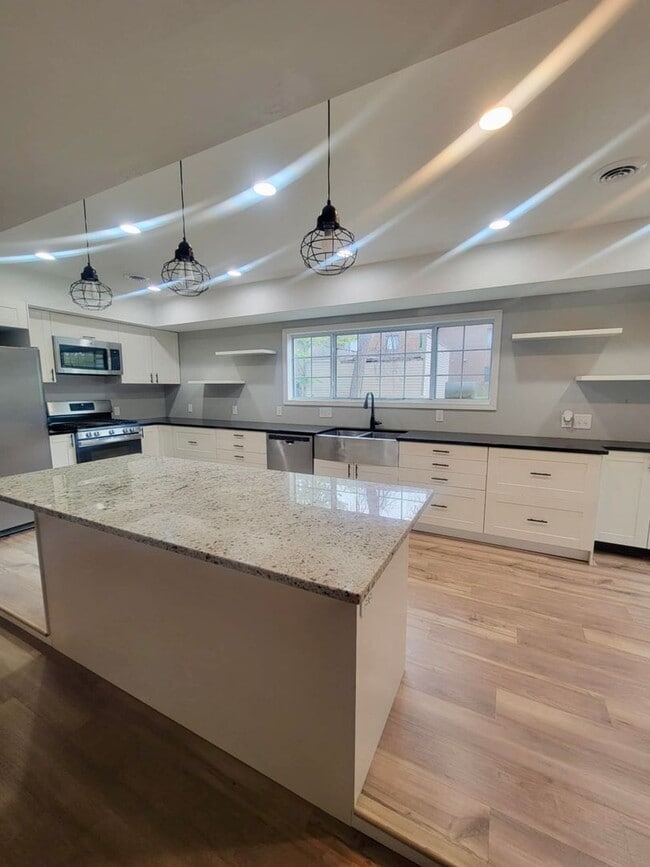 Building Photo - Bright, Modern, and Beautifully Updated 3 ...