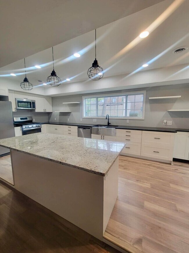 Foto del edificio - Updated 3 Bed + Loft in Hopkins!