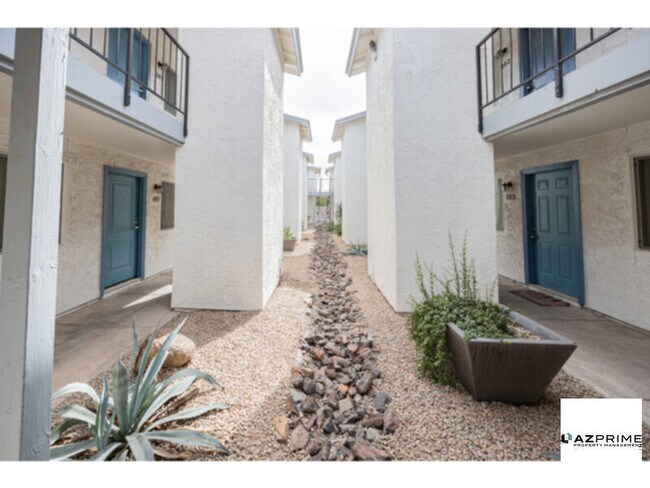 Foto del edificio - $1095 OFF FIRST MONTH'S RENT MOVE IN SPECIAL! Downtown Phoenix 2/1 Apartment - Modern &amp; Conve...