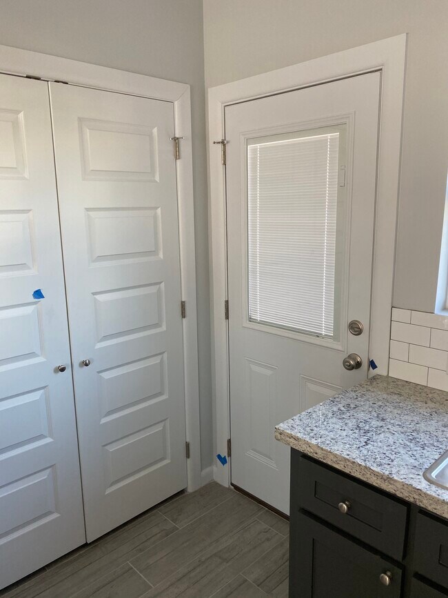 Persianas integradas en las puertas para una mejor iluminación. - 413 Peabody Ave