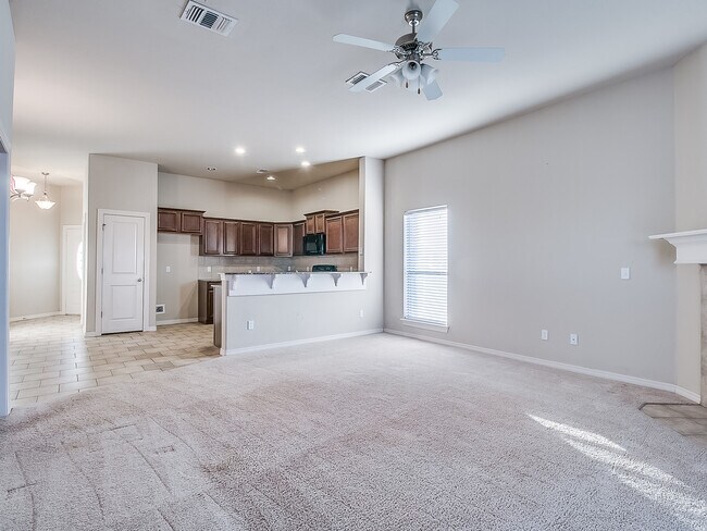 Foto del edificio - 4 Bedrooms/2 Baths/3Car - Deer Creek Schools - Gated Community of North Roselake Villas