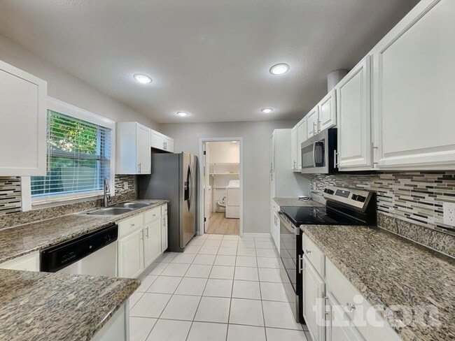 Building Photo - 823 Balsamwood Ln