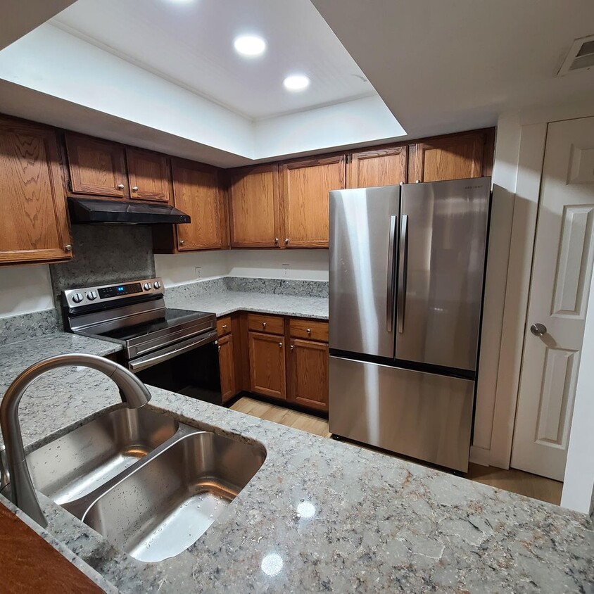 Foto principal - 3 bed/2 bath attached patio home with gara...