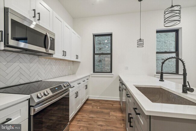 Foto del edificio - 6211 Woodbine Ave