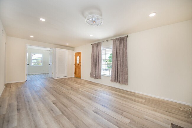 Foto del edificio - Beautiful 4 Bedroom Home in Garden Grove