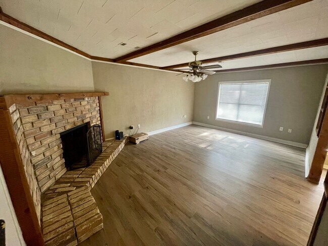 Foto del edificio - 660 Enfield Ln, Beaumont, TX 77706